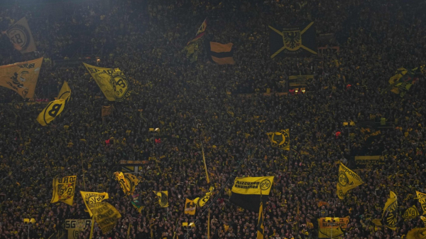 Snažna poruka navijača Borusije – transparent preko cele tribine FOTO