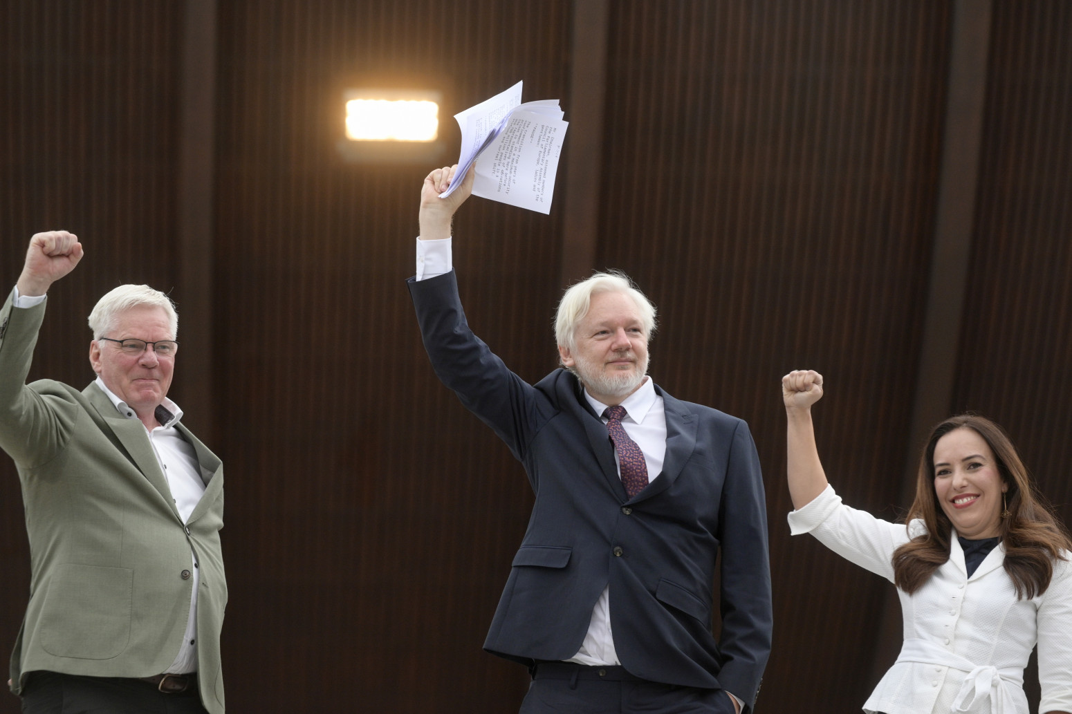 Kuda to ide Džulijan Asanž? VIDEO