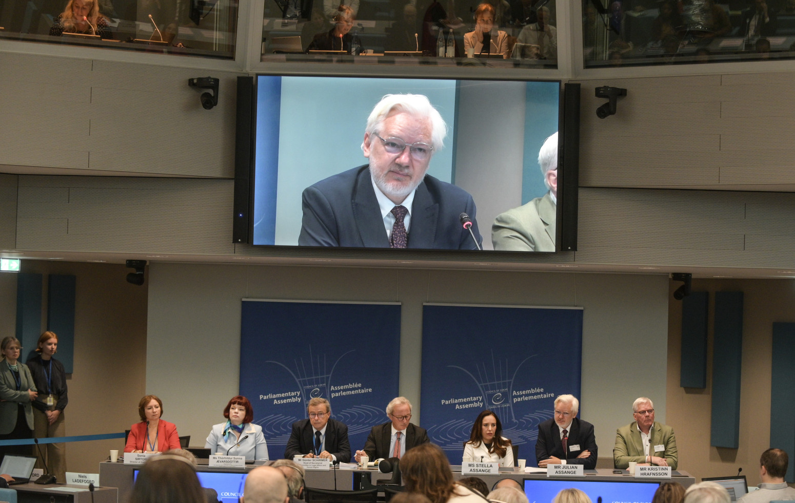 Kuda to ide Džulijan Asanž? VIDEO