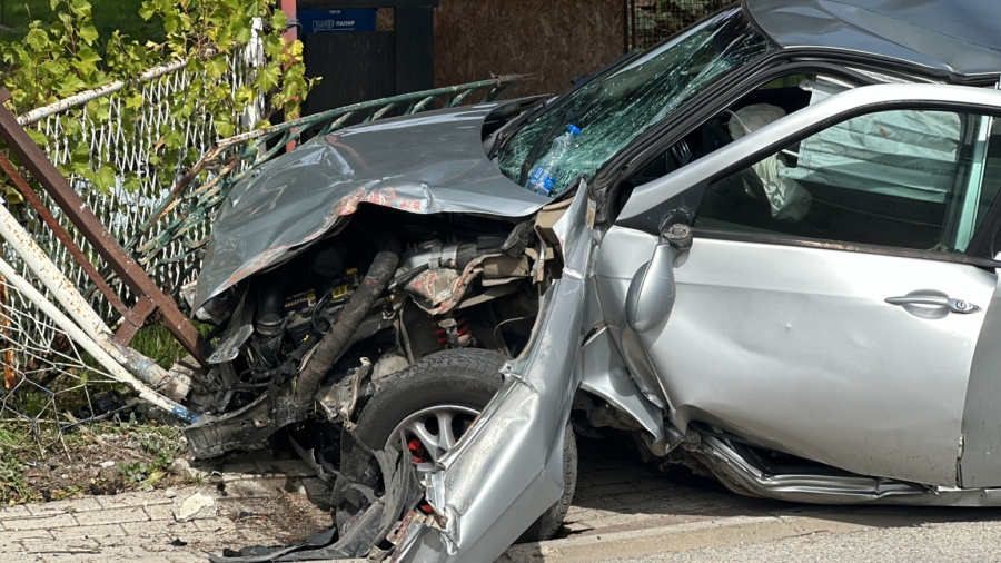 Teška saobraćajna nesreća u Čačku: Vozač prebačen u bolnicu FOTO