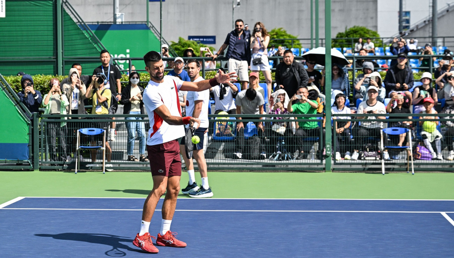 Novak trenirao pred masom navijača, otkrio tajnu uspeha u Kini VIDEO