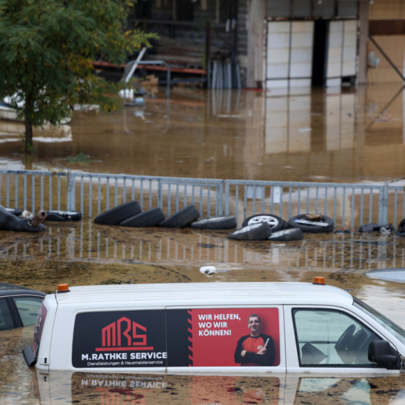 Jako nevreme pogodilo jug zemlje: Poplavljene kuće, automobili "plivaju" po ulicama FOTO/VIDEO