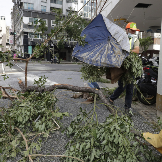 Tajfun se smirio, ponovo otvorene škole i predzeća VIDEO