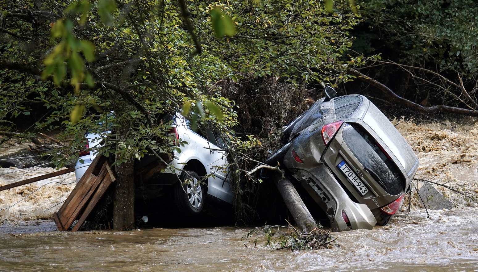 Strašne poplave u BiH: Voda nosi sve pred sobom; Građani strahuju; Kuće odsečene od sveta VIDEO