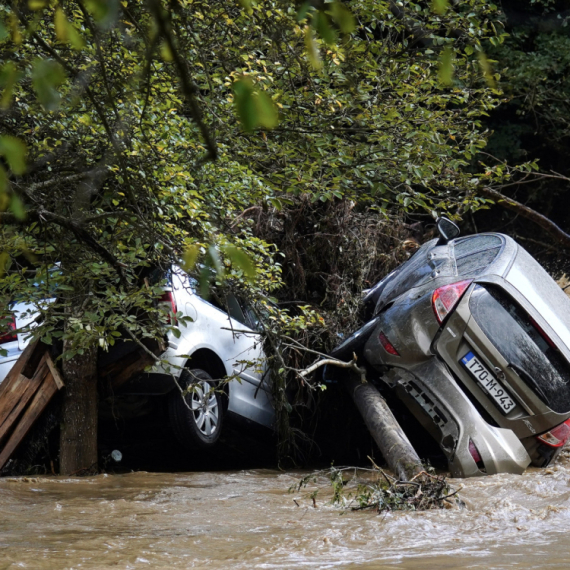 Strašne poplave u BiH: Voda nosi sve pred sobom; Građani strahuju; Kuće odsečene od sveta VIDEO