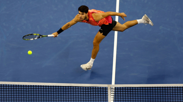 Kina mu leži – siloviti Alkaras