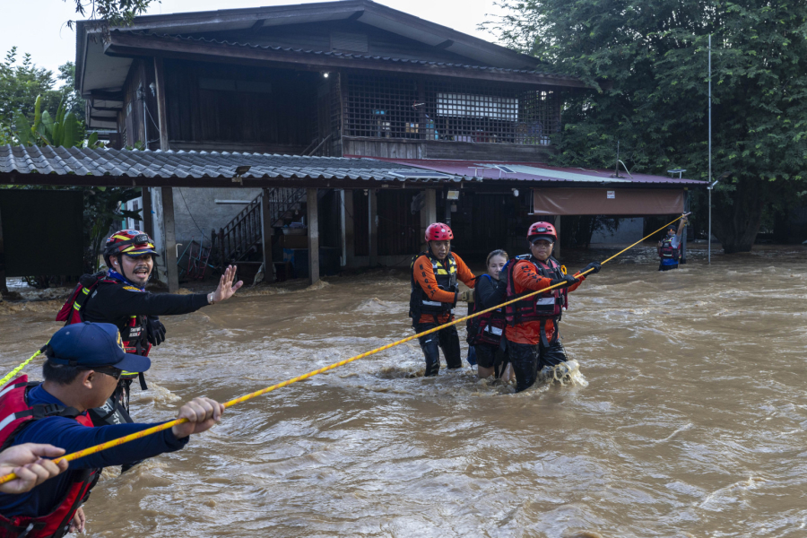 Tajlandu prete nove poplave; Prizori slonova koji se probijaju kroz vodu obišle svet FOTO