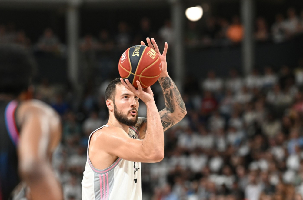 Lovernj bacio Obradovića na kolena