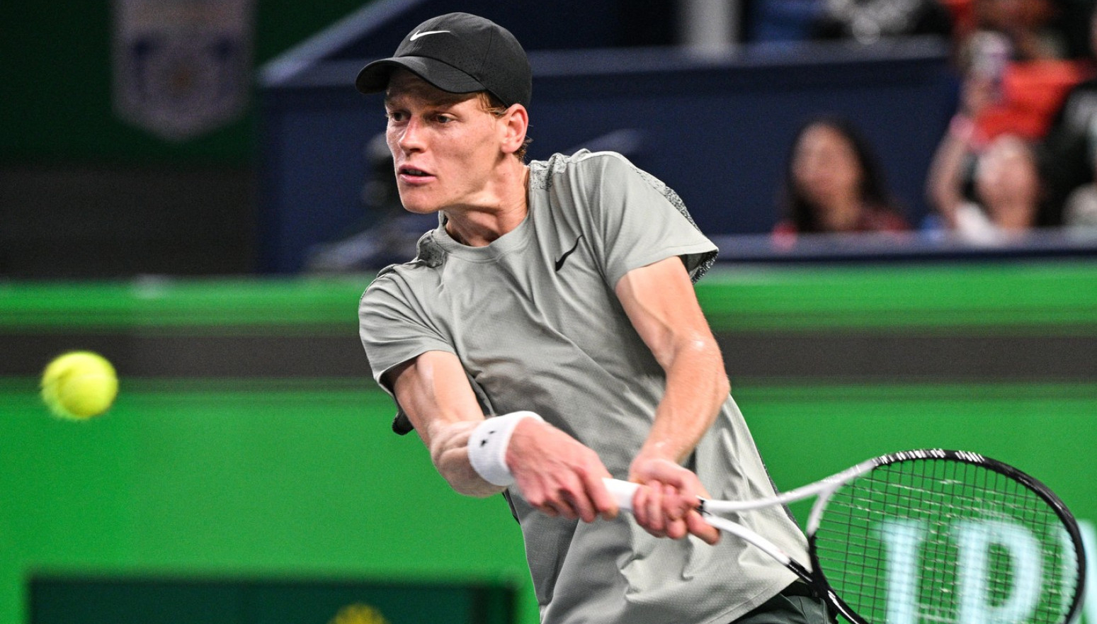 Oprez do daske: Bivši Novakov fizio masira Sinera u rukavicama