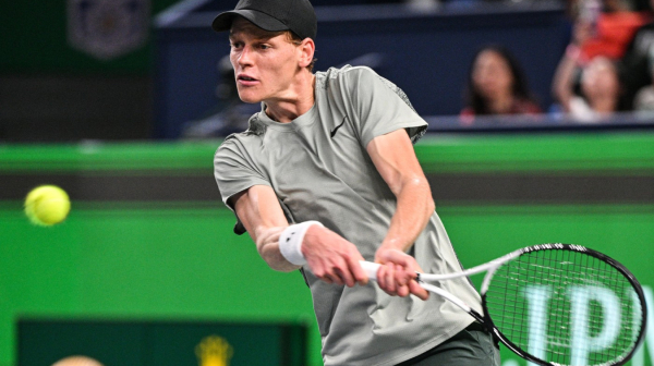 Oprez do daske: Bivši Novakov fizio masira Sinera u rukavicama