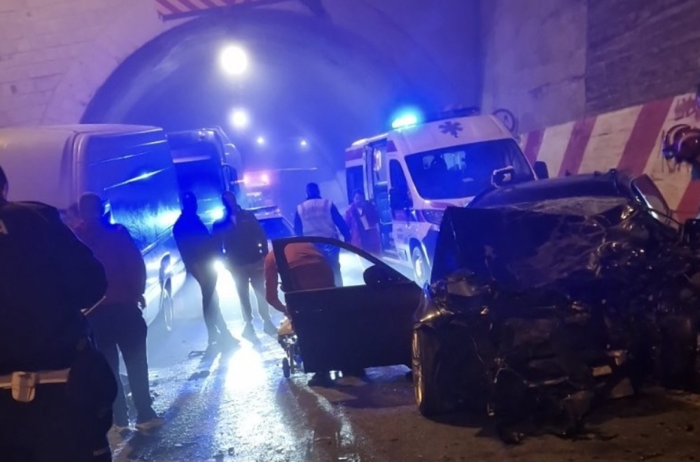 Jeziv sudar automobila i kombija; Vatrogasci sekli vozilo da izvuku povređene FOTO