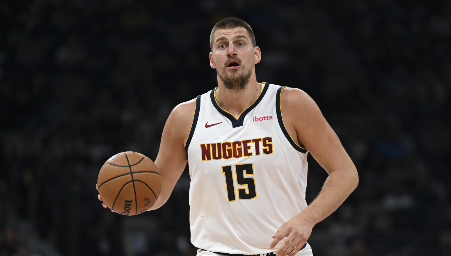 Kako je Jokić nasamario bivšeg saigrača – bacio ga na pod ludom fintom, pa se smejao VIDEO