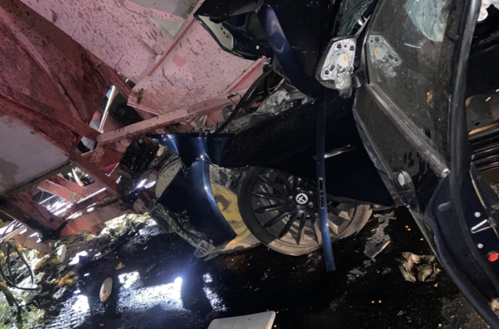 Stravičan udes kod Kraljeva: Automobil podleteo pod traktor; Poginuo muškarac, žena teško povređena FOTO