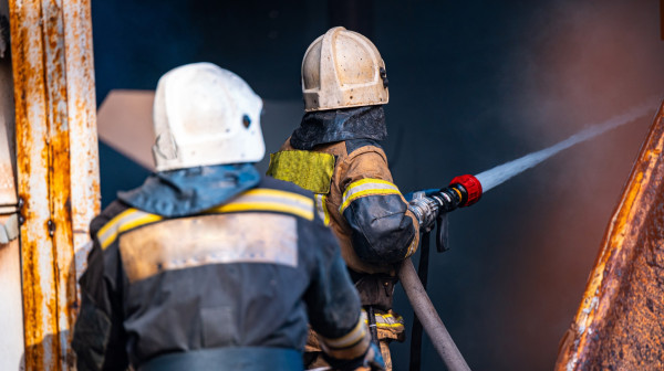 Bukti požar u Hrvatskoj: Vatra zahvatila blok kuća; Gust dim nad gradom FOTO/VIDEO