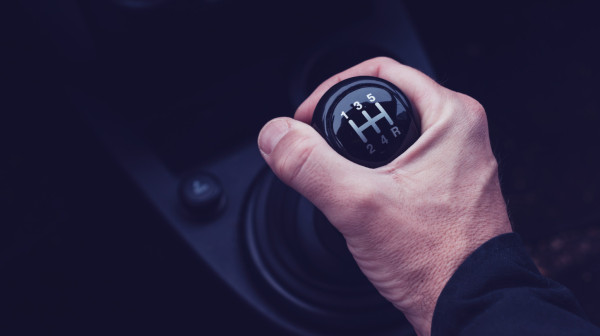 Ručni menjač: Šta vožnja "manuelca" pruža, a automatik nikada neće