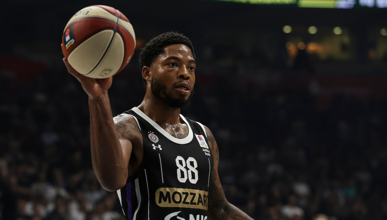 Tajrik Džons "posterizovao" Tavaresa! VIDEO