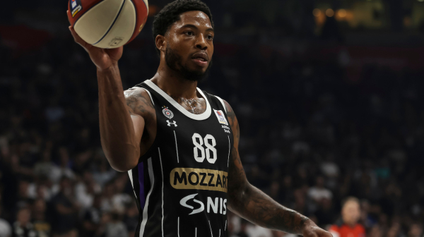 Tajrik Džons "posterizovao" Tavaresa! VIDEO