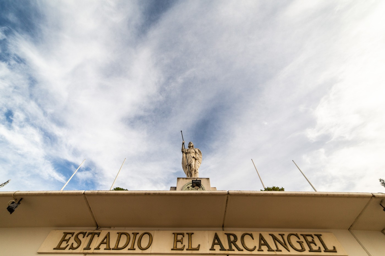 Stadion na kom igraju orlovi – nov, sređen, ali umalo tragičan za Srbina VIDEO