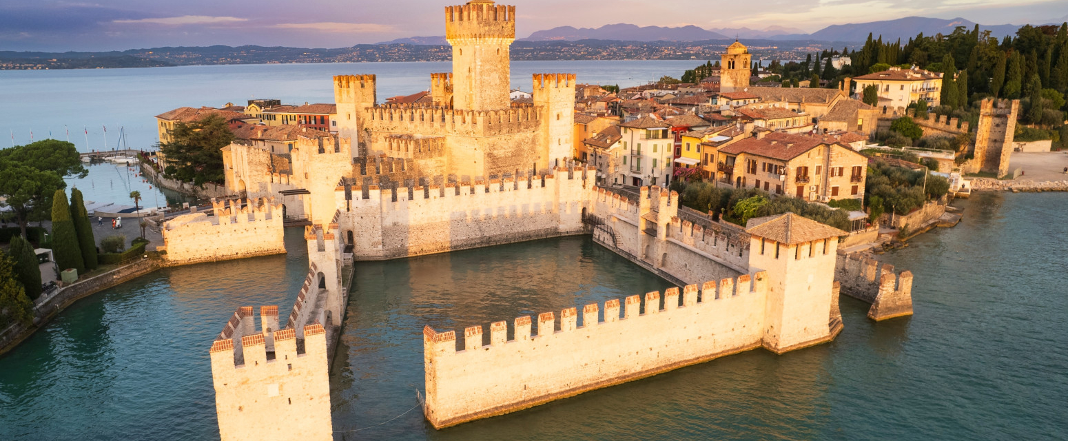 "Plutajući" dvorac na jezeru zbog kojeg ćete poželeti da se vratite u ovu zemlju FOTO