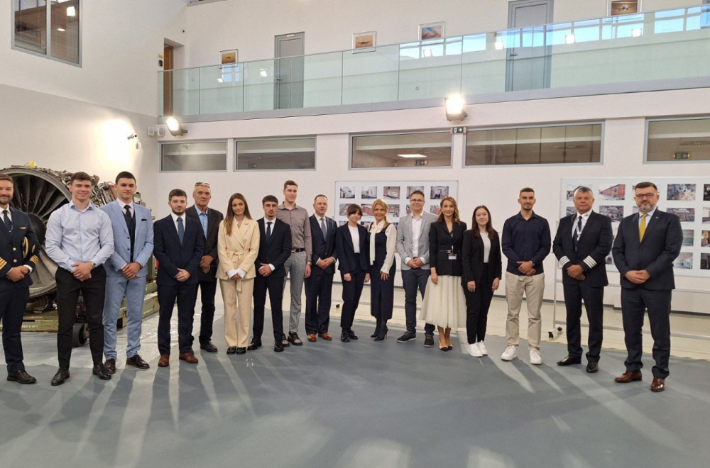 Vesić: Er Srbija potpisala ugovore za obuku deset mladih pilotkinja i pilota