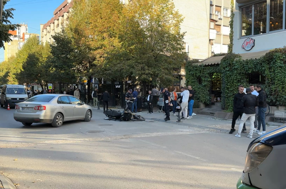 Sudar motora i automobila u centru Novog Pazar