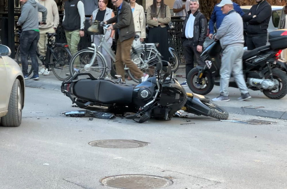 Sudar motora i automobila u centru Novog Pazar