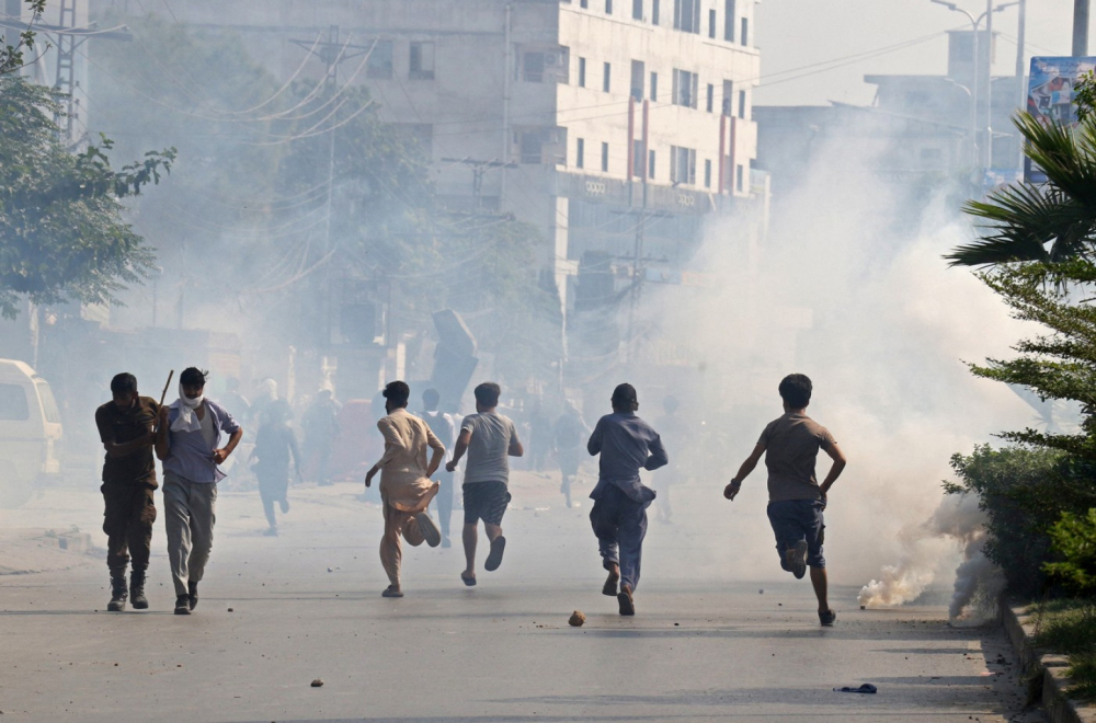 Masovni protesti: Studenti upali u zgradu; Uhapšeno 250 ljudi FOTO