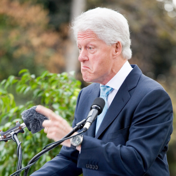 Klinton nije izlazio iz Epstajnovog aviona, slika masaže zgrozila svet FOTO