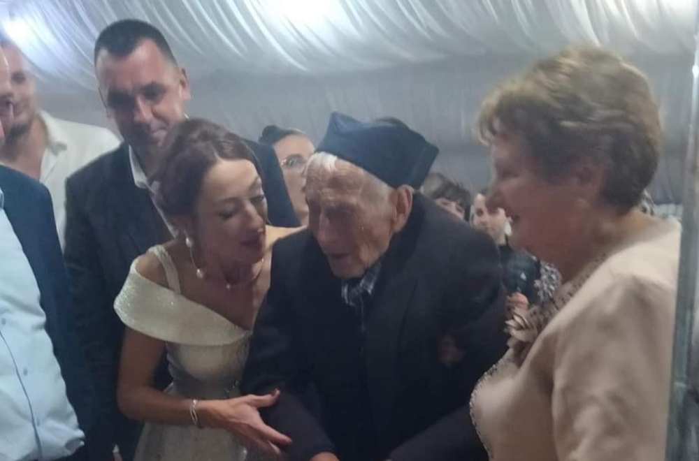 Srpsko veselje kakvo se odavno ne pamti: Ispod šatre 500 zvanica a na ražnju bik FOTO