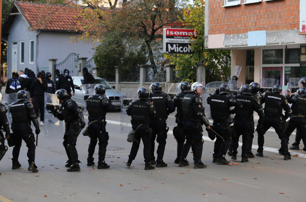 Haos u Novom Pazaru – tuča navijača sa policijom FOTO/VIDEO