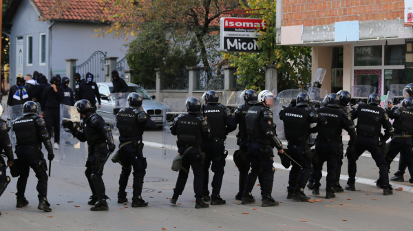 Haos u Novom Pazaru – tuča navijača sa policijom FOTO/VIDEO