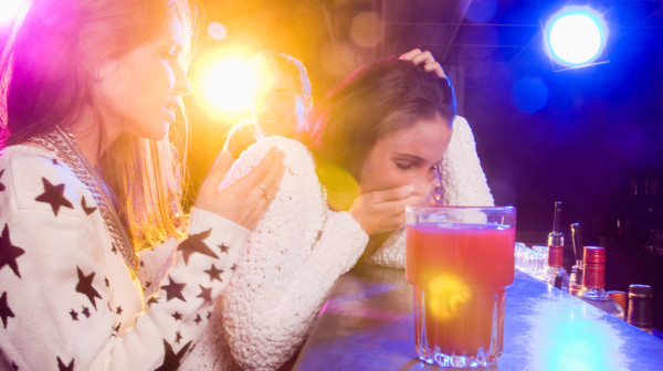 Devojčica se onesvestila od alkohola: Lekar upozorava šta prvo proveriti u ovakvoj situaciji VIDEO