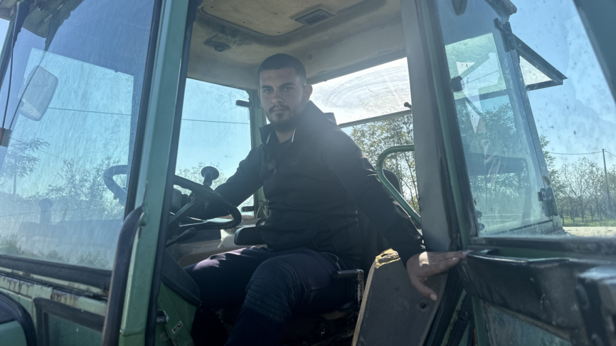 Obrađuje više hektara zemlje nego što ima godina: On je jedan od najmlađih poljoprivrednika u Srbiji FOTO