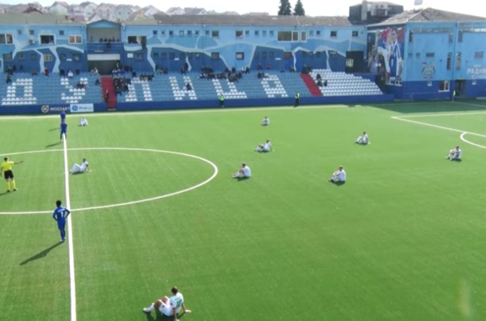 Fudbaleri Inđije još jedan meč počeli sedeći – poruka je jasna VIDEO