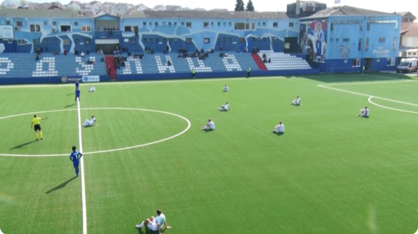 Fudbaleri Inđije još jedan meč počeli sedeći – poruka je jasna VIDEO