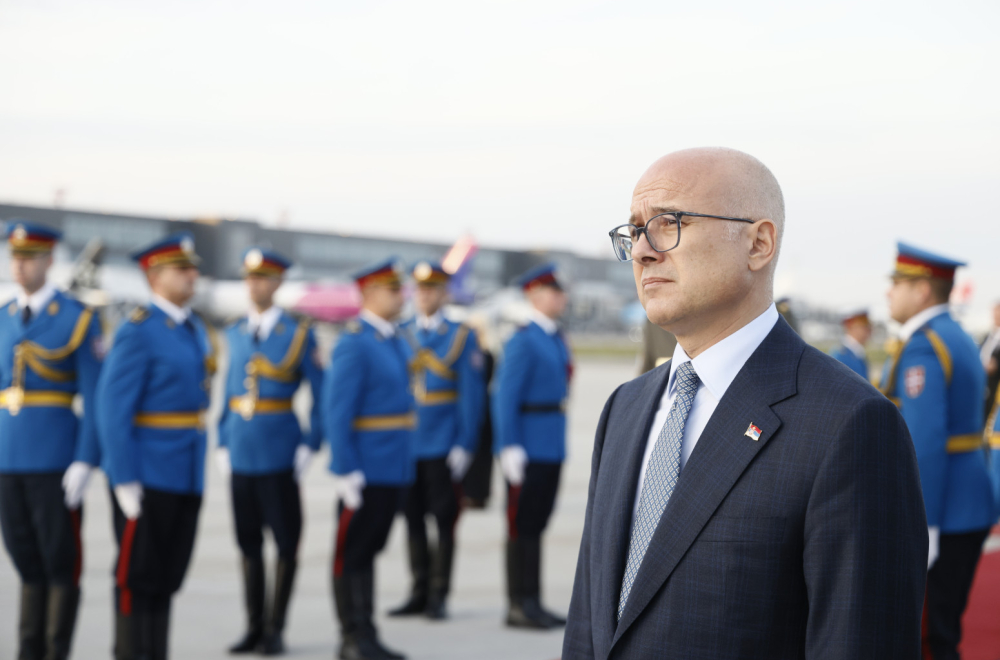 Tusk stigao u Srbiju; Na aerodromu ga dočekao Vučević FOTO