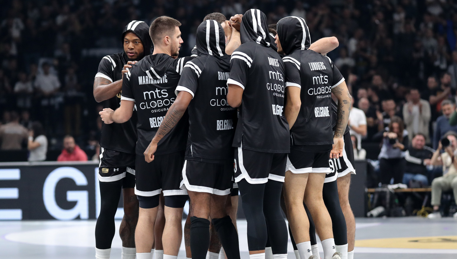 Minut ćutanja – Partizan i Fenerbahče odali počast žrtvama iz Novog Sada