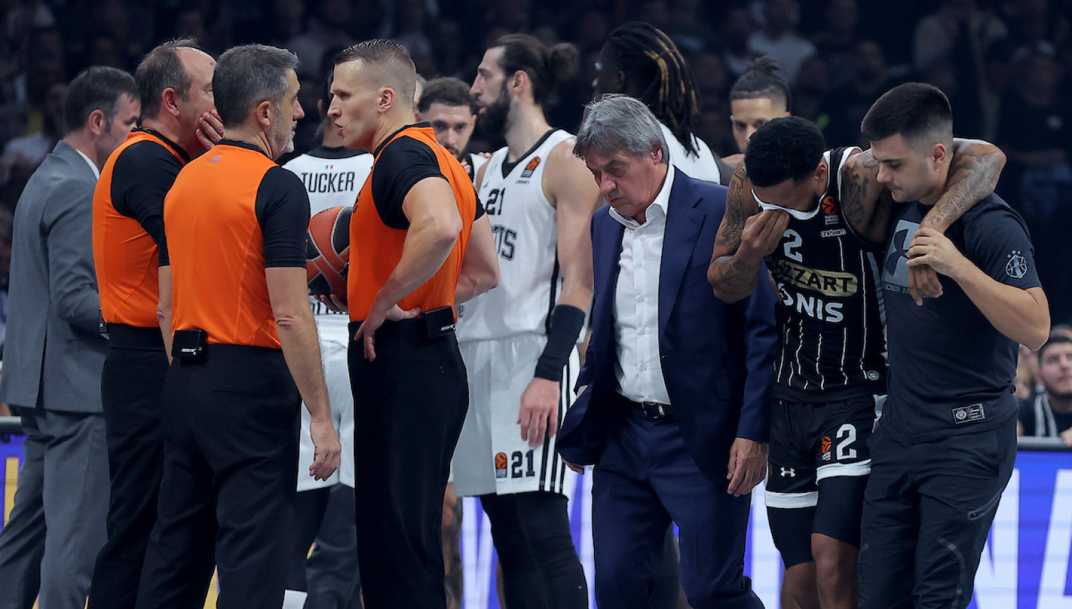 Neprijatna scena u Areni – Karlik Džons jedva hoda VIDEO