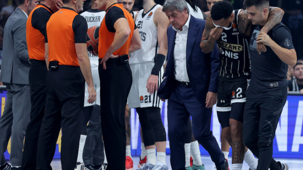 Neprijatna scena u Areni – Karlik Džons jedva hoda VIDEO