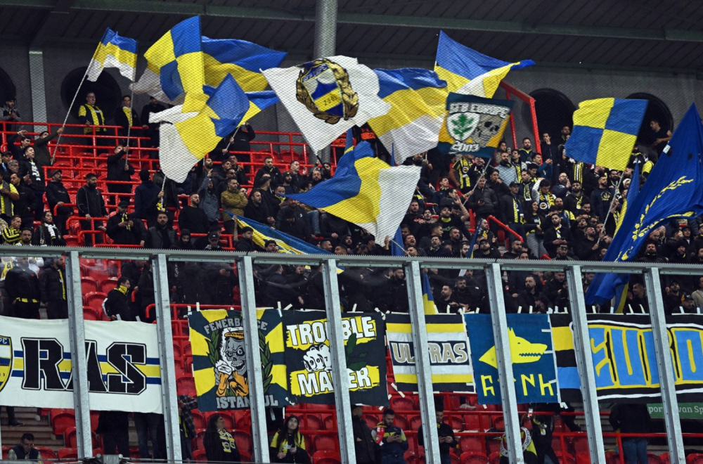 Haos u Istanbulu: "Sevale" pesnice i metalne šipke, povređeni navijači Junajteda VIDEO