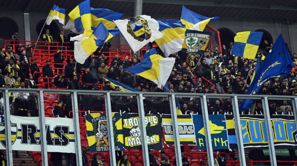 Haos u Istanbulu: "Sevale" pesnice i metalne šipke, povređeni navijači Junajteda VIDEO