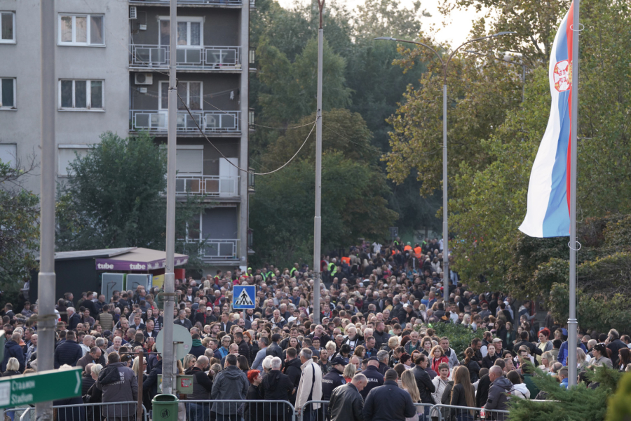 SNS celebrates its 16th birthday in Vršac: Vučić arrived, a large number of people in front of the hall VIDEO