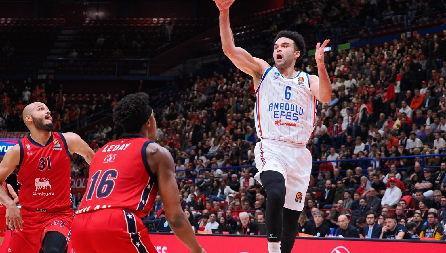 Efes prejak za raspucane Mirotića i Ledeja VIDEO