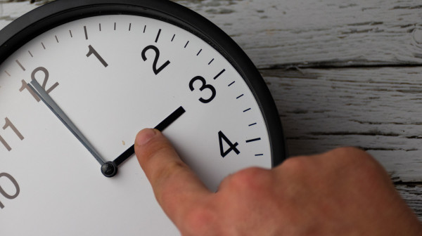 Uskoro počinje zimsko računanje vremena: Moguće su ove tegobe, a evo kako da ih izbegnete