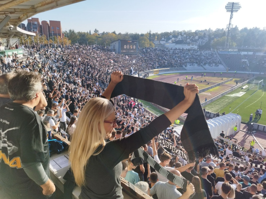 Kud plovi crno-beli brod?