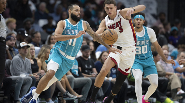 Jović punio kolone, Micić "bled" u srpskom NBA derbiju VIDEO