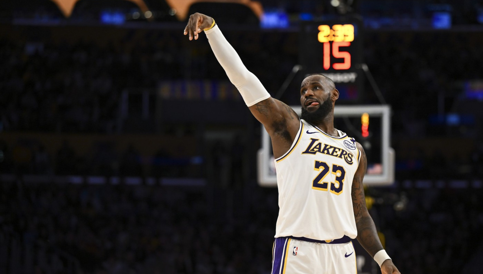 Lebron godine ne broji – najstariji igrač lige dominira! VIDEO