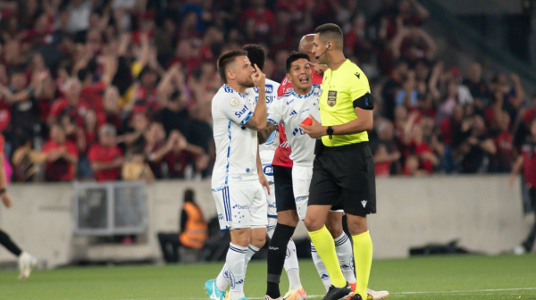 Pomračenje – crveni karton u 3. sekundi meča VIDEO