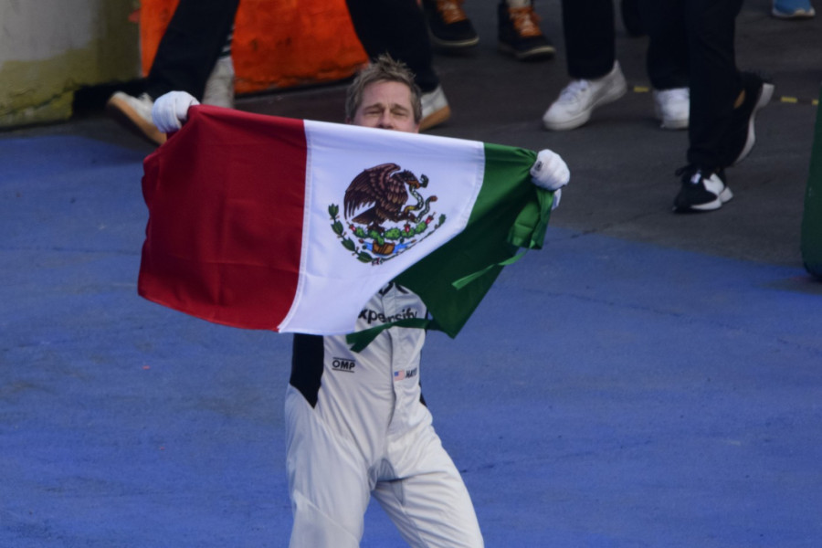 Bred Pit sve iznenadio u Meksiku: Provozao se formulom, a kada je skinuo kacigu, svi pali u trans FOTO