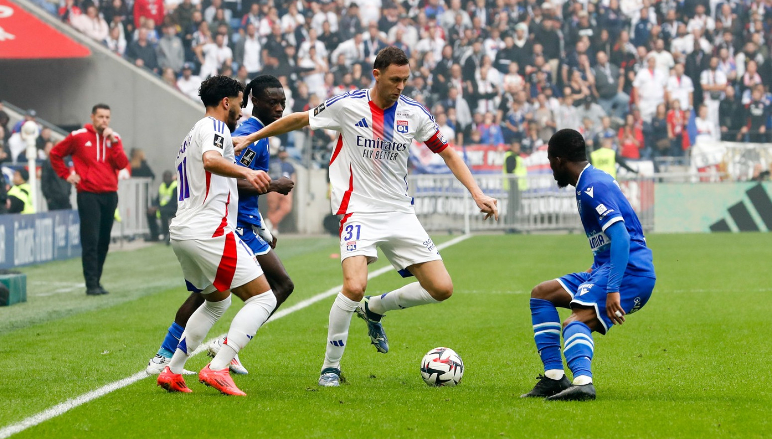 Matić morao da potpiše papir o prigovoru, nestvarna scena na meču Liona i Oksera FOTO